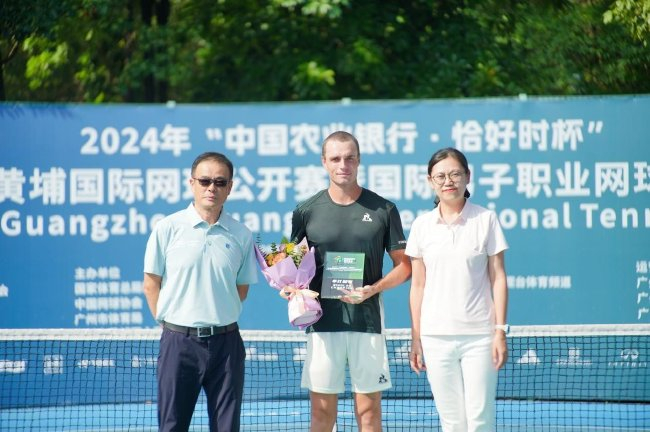 广州市黄埔区体育局党组文书、局长彭瑄，广州黄埔区、诞生区网球协会会长许鸿生为奥康尼尔颁发冠军奖杯及鲜花