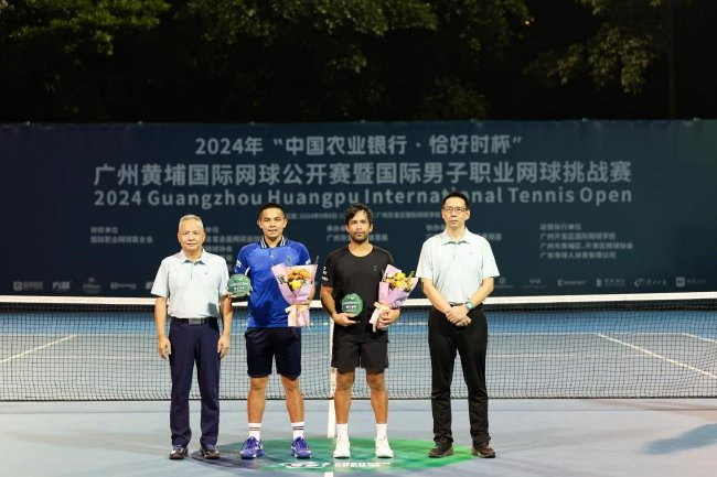 广州市体育竞赛中心主任李春献，广东恰恰时体育有限公司董事长欧旭亚为阿尔坎塔拉/伊沙罗组合献上亚军奖杯及鲜花