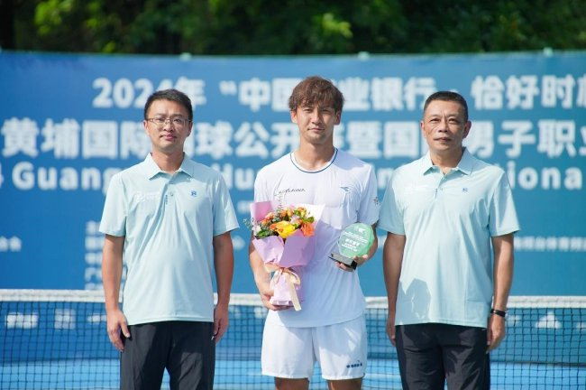 广州市黄埔区体育局三级调研员蔚奇志，中国农业银行广州诞生辨别行行长江启盛为岛袋将颁发亚军奖杯及鲜花