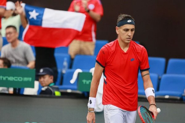 戴维斯杯第2日好意思国队3-0智利队 布莱恩为队员显示