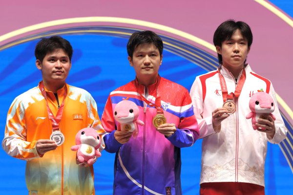 乒乓球比赛表露员为什么要摸球台？