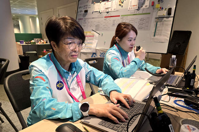 何瑞眉（左）在职责中。东说念主民网记者 胡雪蓉摄