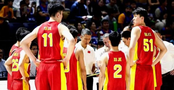 中国男篮对阵韩国男篮出现令东说念主大怒一幕，高诗岩上篮诞妄显现基本功短板，青训体系双重溃逃让东说念主无奈