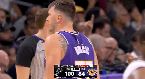 东契奇冲突回身抛投打进砍下31分，湖东说念主三节还逾期马刺15分