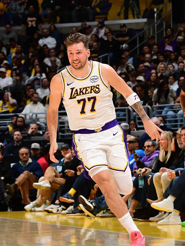 前两对齐是湖东说念主的! 东契奇里夫斯场均齐超28分，历史上第三对组合