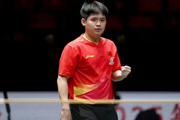 乒乓总决赛: 国乒首位宇宙冠军出局! 梁靖崑0-4溃败, 林诗栋过关