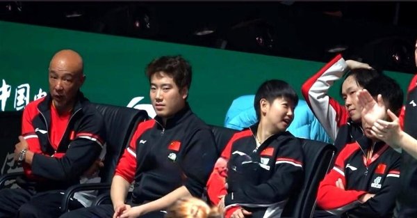 王曼昱：阿谁不在球台上却最忙的东说念主，把全队的心拢成了一股绳