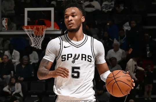 年青但千里稳! 卡斯尔攻防全面进化, 让球队后场有但愿