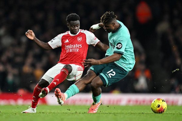 2-1！阿森纳5分领跑+送垫底队10连败  萨卡两造乌龙球+补时造绝杀