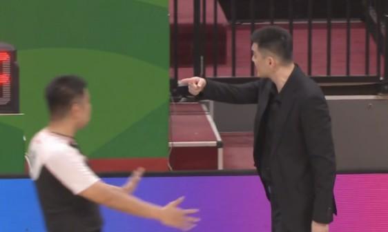 杨鸣发火判罚：吹这样偏，这球在篮板背面你们裁判救他一命？