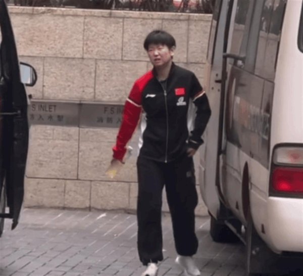 孙颖莎退赛惊现奥密伤疤！下昼下车画面曝光全网揪心 坚捏到深夜退赛背后藏着些许无
