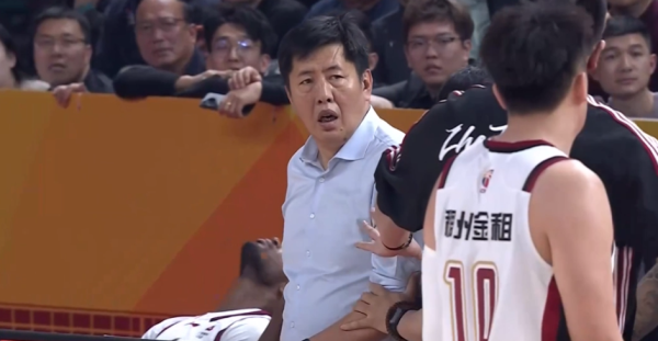 爱将险遭卸腿！丁团荒僻暴怒，名记：和张宁对位裁夺干事生存报销