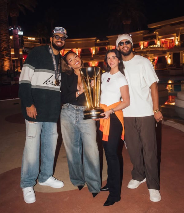 尼克斯太太团晒NBA杯夺冠照！唐斯女友和布伦森内助捧奖杯超沸腾