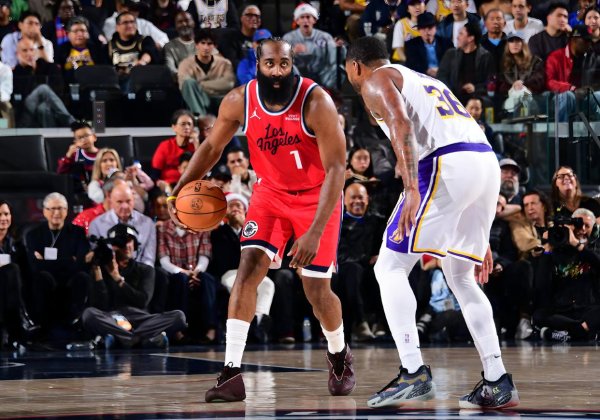 湖东说念主爆冷负快船，詹姆斯砍下36分，小卡全场大爆发，一战看懂四大巨星