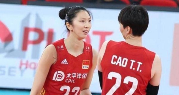 津苏女排赛后温馨追星现场引共识，天津女排小将柔和索求吴梦洁合照彰显厚谊，昔日小妹妹如今成新一代榜样尽显成长与期待