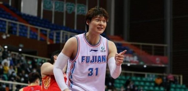 久事男篮大捷令东说念主昌盛，但是最好首发洛夫顿古德温王哲林李泓权张镇麟败露策略奥密，王哲林承担拆档掩护大量进击依赖外线弓手布局