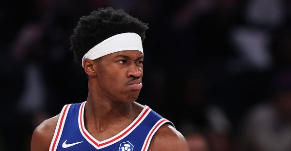 埃奇库姆近三战轰74分10抢断4封盖!詹姆斯后首位少壮