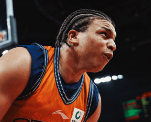 洛夫顿半场10投8中，三分2中1得回18分3篮板1助攻