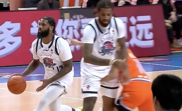 怕是有点痛！黎伊扬“掏裆”山东外助克里斯，被取消比赛履历