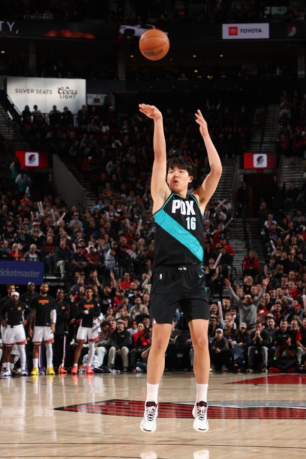 好意思媒体东谈主：杨瀚森有些3分偏得离谱 不可看集锦 魔兽集锦里也有3分