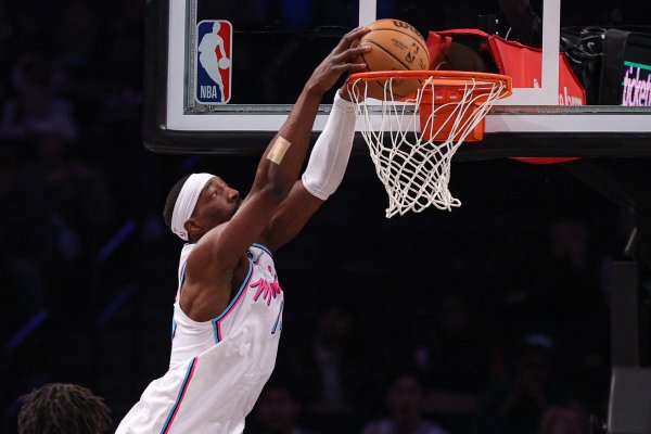 精确制导！约维奇送高抛 阿德巴约升起空接双手暴扣