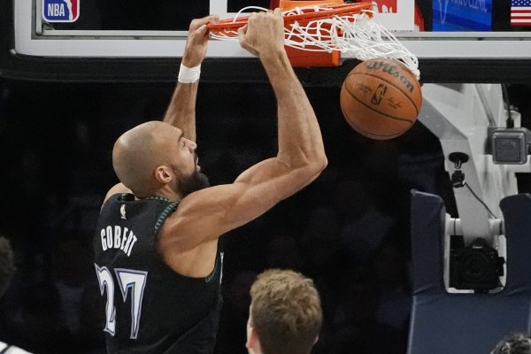 势鼎力千里！戈贝尔双手补扣打成2+1 丛林狼7-0跳跃11分打停热火