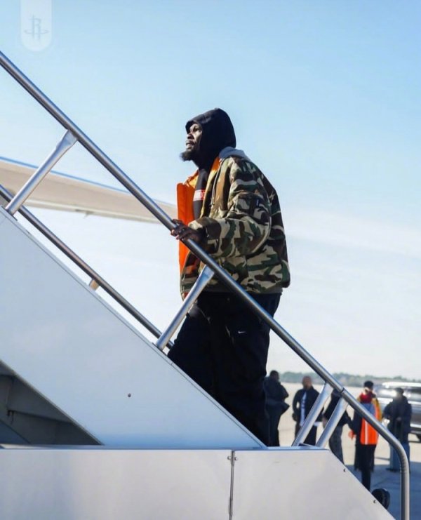 火箭明日客战篮网！众将登机照 KD迷彩外衣飒爽伟貌 申京一脸忧郁