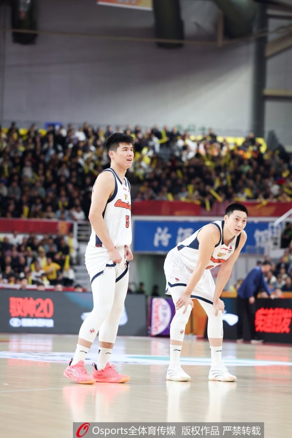 媒体东谈主：擅长快攻反击的广东 今晚因身高谬误被北京摁着内线暴捶