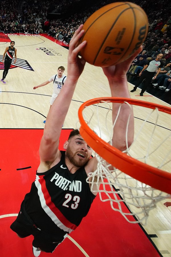 这手绝活值得学习~克林根29场总共狂揽130个前场板 高居定约第一