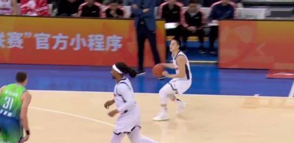 就得坚毅！胡明轩追身三分张手掷中 广东追平比分&打平天津！