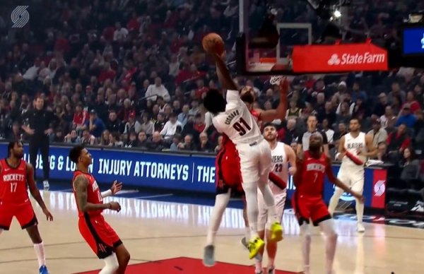 一夫当关！西索科滑翔劈扣势在必得 亚当斯高高跃起单掌血帽拒却