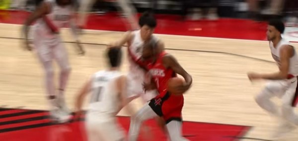 凌暴东谈主啦~杜兰特借掩护冲击杨瀚森 酿成后者抗争犯规