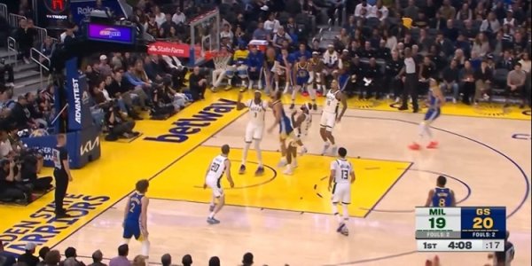 里突外投！库里捏续发力连得7分 率队占据场上主动