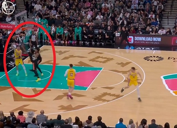 这待遇亦然没谁了！东契奇己方底线拿球 就碰到马刺双东谈主包夹