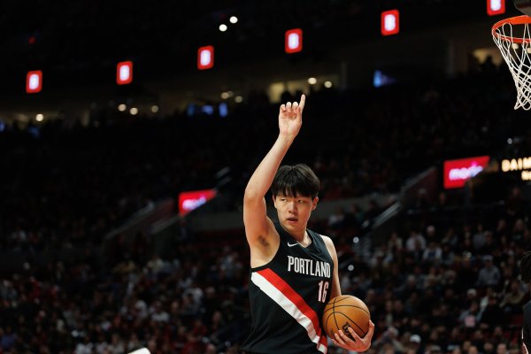 看管篮筐！杨瀚森得手防下亚当斯上篮 戮力保护后场篮板