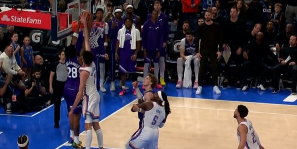 涓滴不怵！森萨博打破杀入内线 不怵霍姆格伦忽闪暴扣打成2+1追平